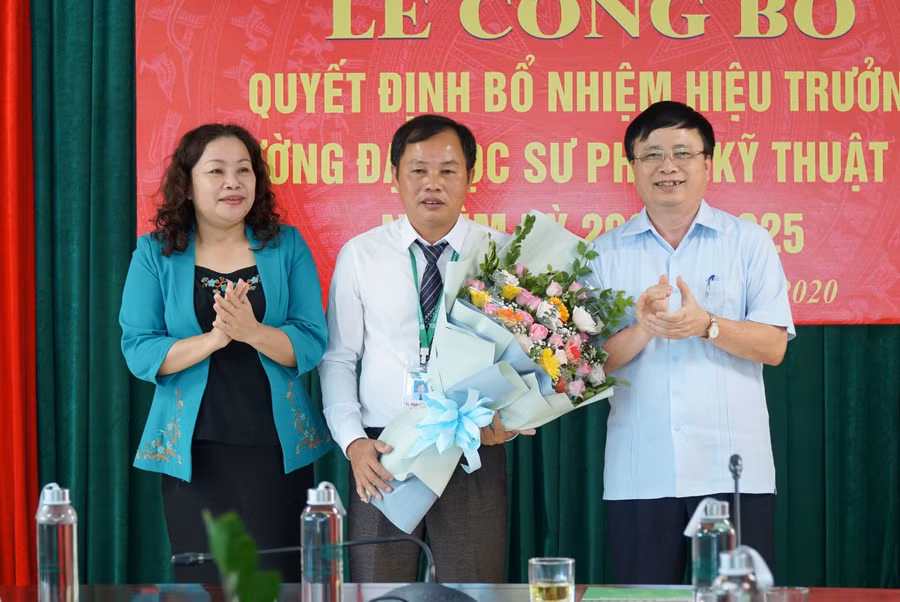 Lãnh đạo tỉnh Nghệ An chúc mừng TS. Phạm Hữu Truyền nhận nhiệm vụ Hiệu trưởng Trường ĐH SPKT Vinh