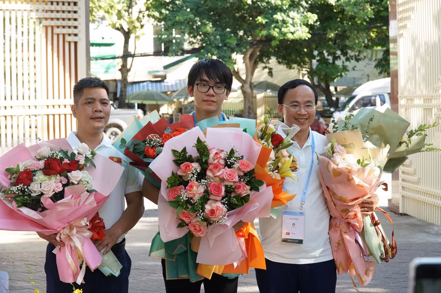 Hoàng Tiến Nguyên cùng 2 thầy giáo trực tiếp bồi dưỡng là thầy Phan Văn Thái và Nguyễn Trọng Đạt.