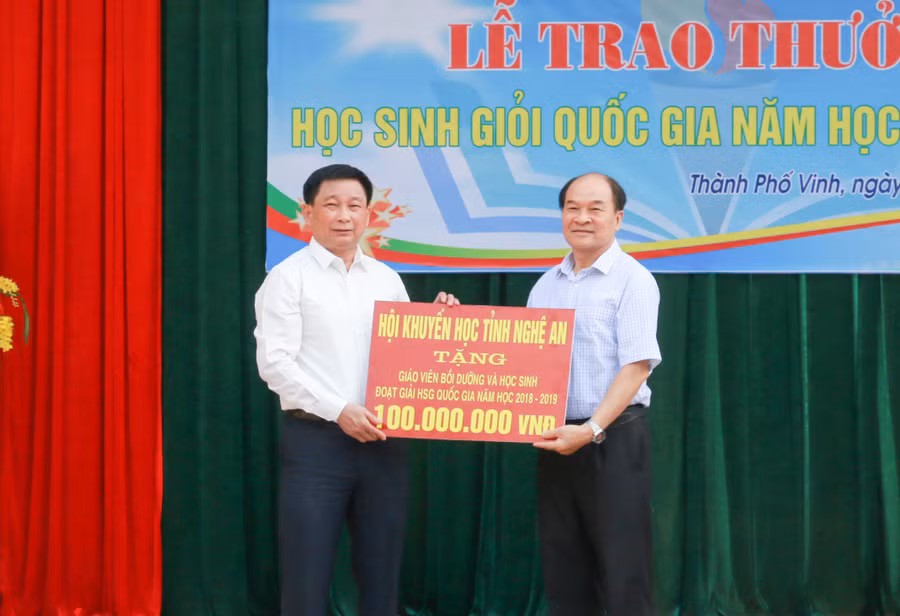 Đai diện Trường THPT chuyên Phan Bội Châu nhận quỹ học bổng trị giá 100 triệu đồng