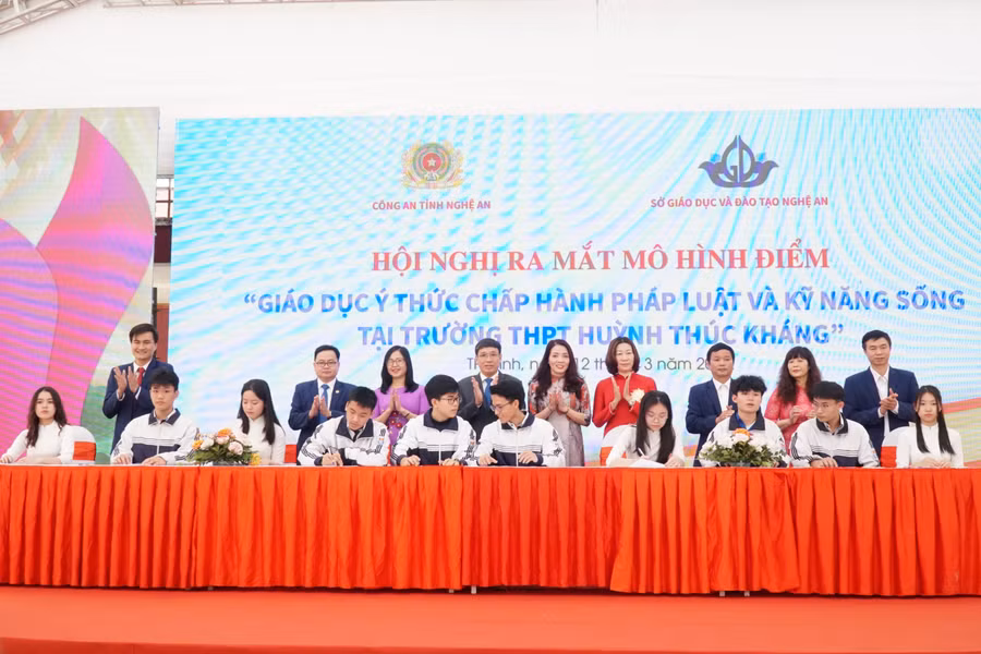 Học sinh Trường THPT Huỳnh Thúc Kháng ký cam kết chấp hành pháp luật. Ảnh: Hồ Lài Học sinh Trường THPT Huỳnh Thúc Kháng ký cam kết chấp hành pháp luật. Ảnh: Hồ Lài
