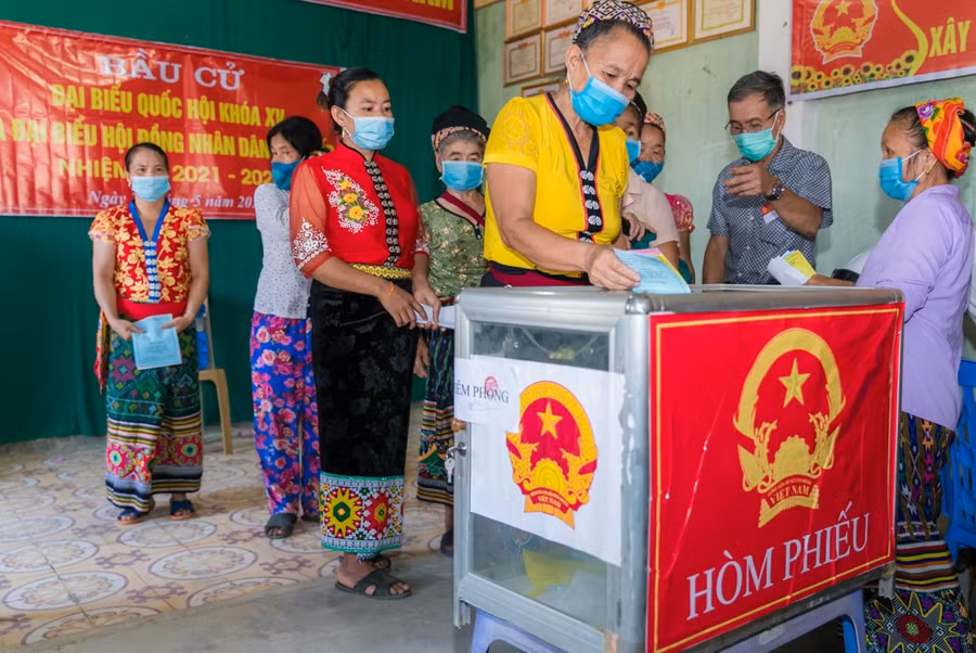 Bà con xã tái định cư Ngọc Lâm (Thanh Chương, Nghệ An) đi bầu cử