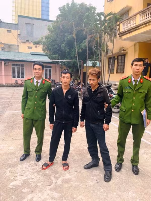 Đỗ Văn Quyền và Nguyễn Văn Nam bị công an bắt giữ. 