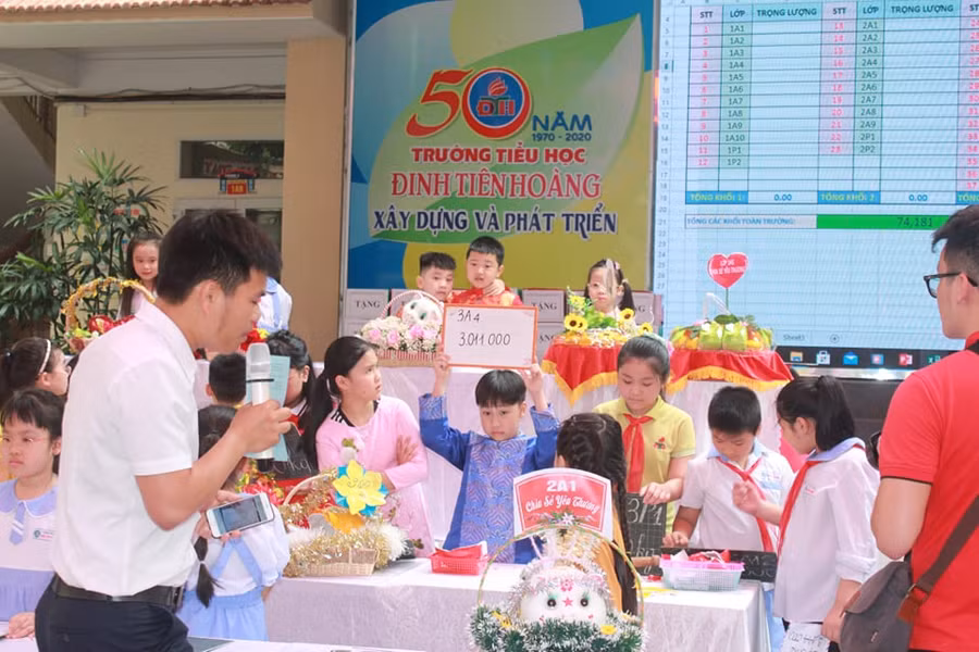 Học sinh hào hứng tham gia hoạt động Đội tại trường Tiểu học Đinh Tiên Hoàng. Ảnh tư liệu