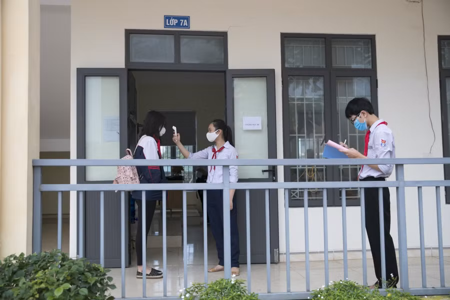 Trước khi vào học, các bạn tiếp tục được đo thân nhiệt lần nữa theo lớp. Đồng thời cung cấp thông tin và lịch trình duy chuyển. Đây là cơ sở dữ liệu để giáo viên, nhà trường quản lý học sinh và có biện pháp xử lý kịp thời nếu có tình huống bất thường xảy ra.