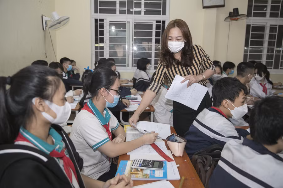 Tại Trường THCS Nghi Ân (TP Vinh, Nghệ An), trong ngày học đầu tiên, các em được phát phiếu cam kết, trong đó có các nội dung như thực hiện 5K phòng dịch, một cung đường 2 điểm đến... để đảm bảo an toàn.