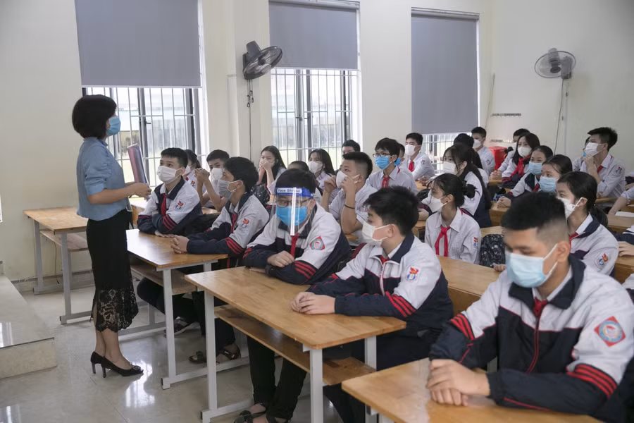 Giáo viên một lần nữa căn dặn học sinh những điều cần lưu ý trong thời gian tham gia học trực tiếp, nhằm đảm bảo an toàn, phòng dịch và đạt hiệu quả dạy học tốt nhất.