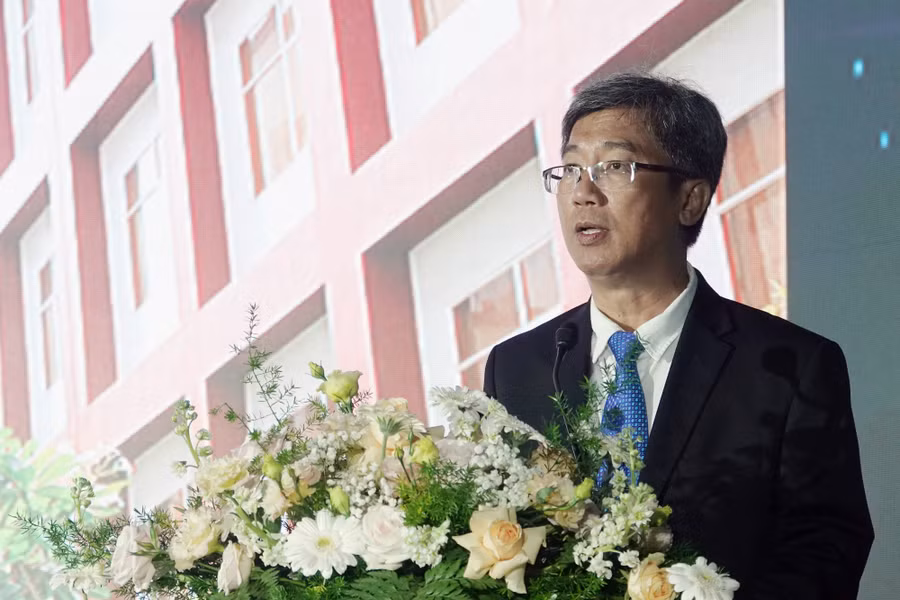 PGS.TS. Đinh Đức Anh Vũ, Phó Hiệu trưởng phụ trách Trường Đại học Quốc tế phát biểu tại lễ kỷ niệm. Ảnh: N.Ngọc