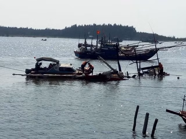 Lực lượng Cảnh sát PCCC cứu nạn cứu hộ đang tìm kiếm nạn nhân mất tích trong vụ nổ tàu.