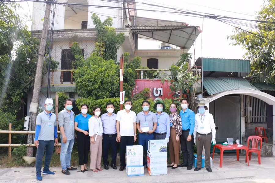 Đoàn công tác Sở GD&ĐT Nghệ An tặng quà hỗ trợ giáo viên, nhân viên TP Vinh tăng cường cho chốt kiểm soát.