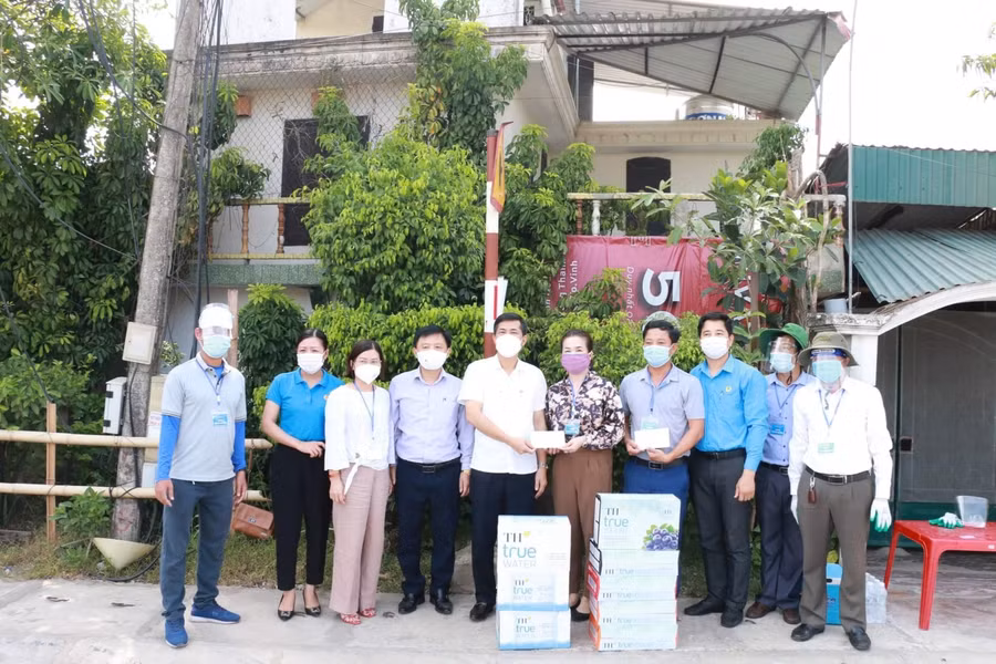 Sở GD&amp;ĐT trao tặng tới Phòng GD&amp;ĐT TP Vinh 20 triệu đồng để hỗ trợ GV, nhân viên các điểm chốt kiểm soát