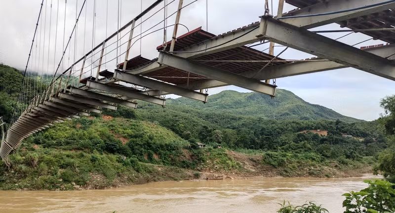 Đây là con đường duy nhất để người dân 3 bản Phé, Bá, Mí đi lại, giao thương với bên ngoài. Tuy nhiên, hơn 2 năm qua, mặc dù cây cầu treo bị lũ quật hỏng nhưng đến nay vẫn chưa được sửa chữa, khắc phục hoặc phá dỡ.