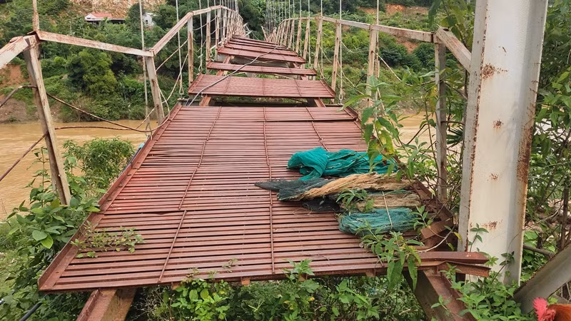 Ông Trương Nho Tự – Chủ tịch UBND huyện Quan Hóa, cho biết: Vừa qua, UBND cũng đã phối hợp cùng Sở tài chính và Sở GTVT tiến hành khảo sát, lên phương án tháo dỡ, thanh lý cây cầu treo này. Hiện, đã có quyết định thanh lý, tháo dỡ cẩu. Tuy nhiên, không có đơn vị nào vào nhận tháo dỡ, thậm chí có đơn vị còn yêu cầu huyện phải hỗ trợ kinh phí cho họ tháo dỡ. Nếu làm như vậy, là trái với quy định của tỉnh.