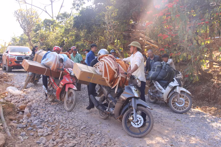 Đường đến điểm trường Huồi Pốc toàn dốc đứng, phụ huynh tăng bo xe máy để chở quà về cho cô trò