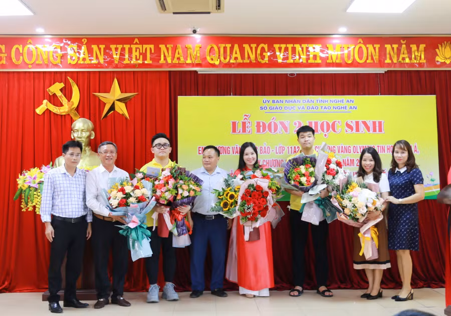 Gia đình cùng đến chia vui trong lễ đón và vinh danh 2 em xuất sắc giành giải cao tại cuộc thi.