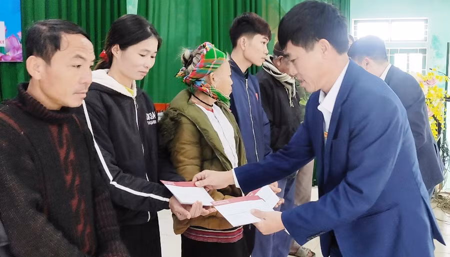 Lãnh đạo Chi nhánh Ngân hàng Nông nghiệp huyện Như Xuân trao quà người dân nghèo ở xã Thanh Sơn. Ảnh: TL. Lãnh đạo Chi nhánh Ngân hàng Nông nghiệp huyện Như Xuân trao quà người dân nghèo ở xã Thanh Sơn. Ảnh: TL.