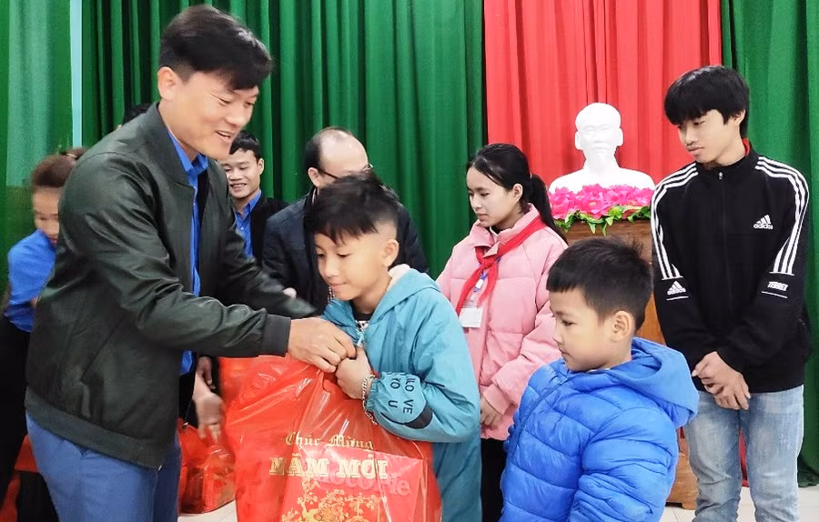Anh Lê Văn Hiếu - Bí thư huyện Đoàn Như Xuân trao quà Tết học sinh nghèo. Ảnh: TL Anh Lê Văn Hiếu - Bí thư huyện Đoàn Như Xuân trao quà Tết học sinh nghèo. Ảnh: TL