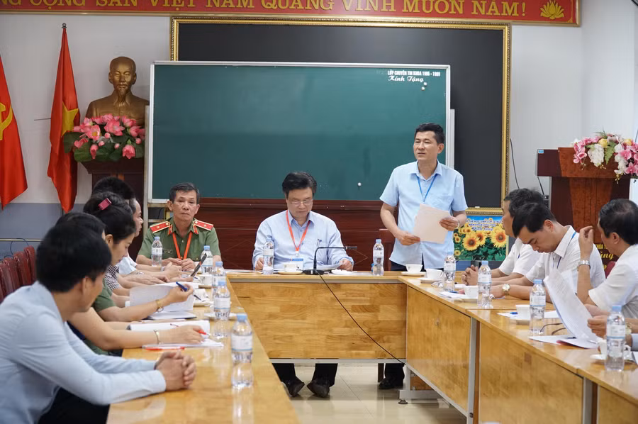 Ông Thái Văn Thành - Giám đốc Sở GD&amp;ĐT Nghệ An báo cáo với đoàn kiểm tra về kế hoạch, công tác tổ chức, tiến độ chấm thi tốt nghiệp THPT của tỉnh.