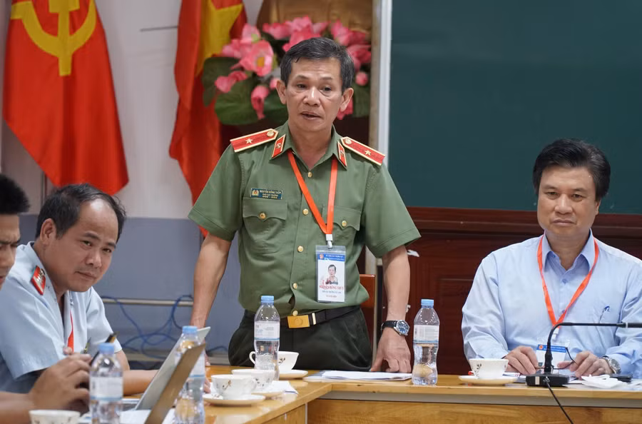 Đại diện Bộ Công an - trong đoàn kiểm tra công tác chấm thi - lưu ý công tác đảm bảo an ninh, an toàn chấm thi tại Nghệ An.