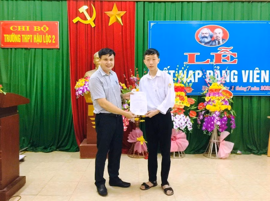 Em Nguyễn Đức Thắng trong lễ kết nạp Đảng hồi đầu tháng 7 vừa qua tại Trường THPT Hậu Lộc 2 (Thanh Hóa).