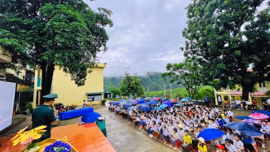 “Tiết học biên cương” tại Trường TH&amp;THCS thị trấn Mường Lát nhận được sự hưởng ứng mạnh mẽ của học sinh nhà trường.