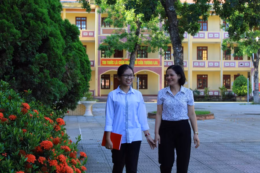 Nữ sinh Nguyễn Thị Thùy Trang và cô giáo dạy Sử - Tào Thị Hồng Thúy.