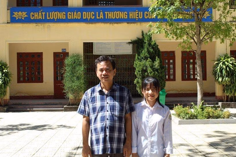Cựu thủ khoa khối D, em Đinh Thùy Diệu cùng thầy Lê Văn Khanh - Phó Hiệu trưởng Trường THPT Hậu Lộc 2 (huyện Hậu Lộc, tỉnh Thanh Hóa).