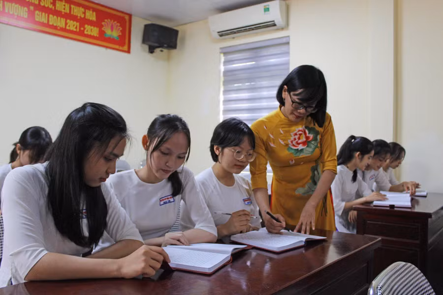 Cô giáo Ninh Thị Cúc cùng học trò của mình. Cô giáo Ninh Thị Cúc cùng học trò của mình.