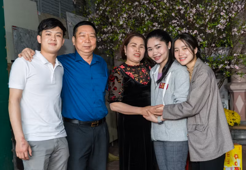 Sự chào đón của bố mẹ nuôi giúp các bạn sinh viên, học sinh Lào ở Nghệ An cảm nhận được tình cảm gia đình ấm cúng, thân thương trong những ngày xa quê hương, xa nhà đi học.