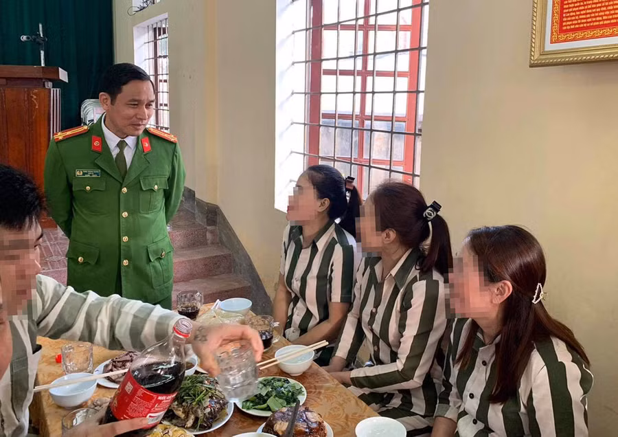 Giám thị trại giam động viên phạm nhân cải tạo tốt để sớm trở về đoàn tụ với gia đình.