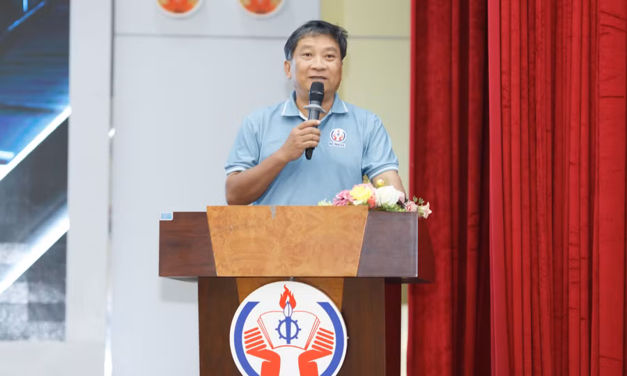 TS Huỳnh Phước Sơn, Trưởng khoa Cơ khí Động lực, HCMUTE phát biểu tại cuộc thi. Ảnh: Long Hậu TS Huỳnh Phước Sơn, Trưởng khoa Cơ khí Động lực, HCMUTE phát biểu tại cuộc thi. Ảnh: Long Hậu