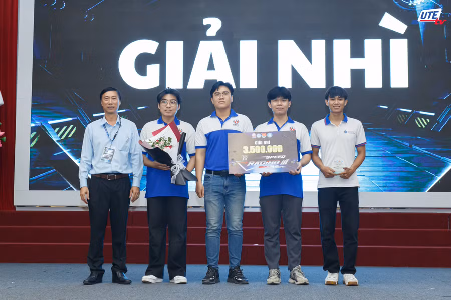 Giải Nhì cuộc thi thuộc về đội LIGHTNING. Ảnh: Long Hậu Giải Nhì cuộc thi thuộc về đội LIGHTNING. Ảnh: Long Hậu