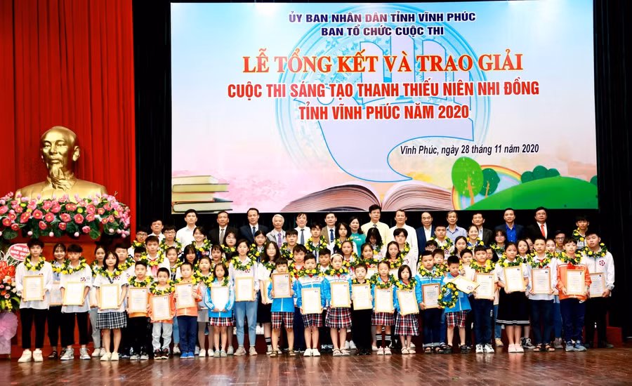Ban tổ chức cuộc thi chụp ảnh cùng các tác giả, nhóm tác giả đoạt giải.