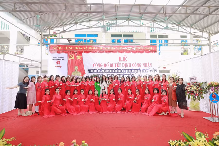 Tập thể sư phạm nhà trường.