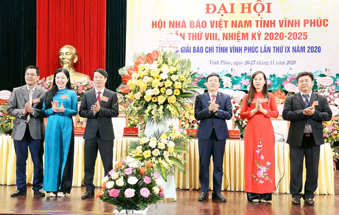 Chủ tịch UBND tỉnh Vĩnh Phúc Lê Duy Thành tặng hoa chúc mừng Đại hội