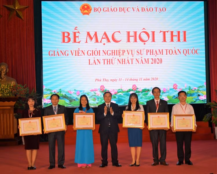 TS Hoàng Đức Minh - Cục trưởng Cục Nhà giáo và Cán bộ quản lý giáo dục trao giải nhất toàn đoàn cho các tập thể.