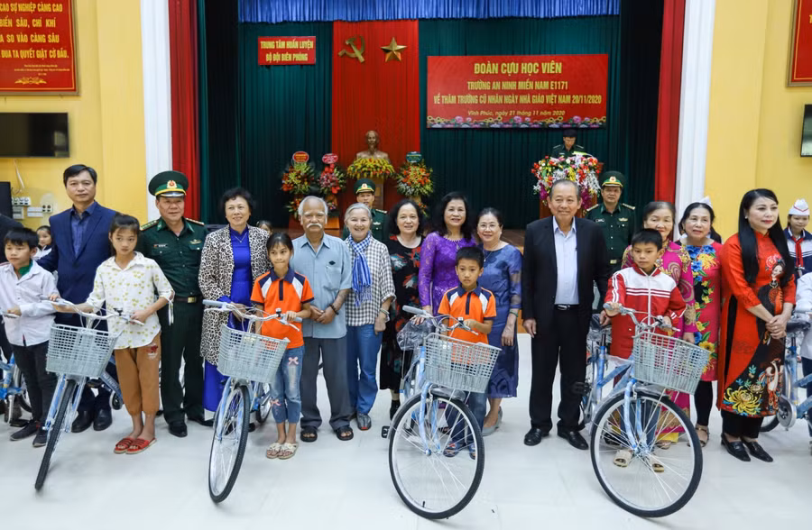 Phó Thủ tướng Thường trực Chính phủ Trương Hoà Bình và ông K’sor Phước trao tặng xe đạp cho các em học sinh nghèo. Ảnh: VGP/Lê Sơn
