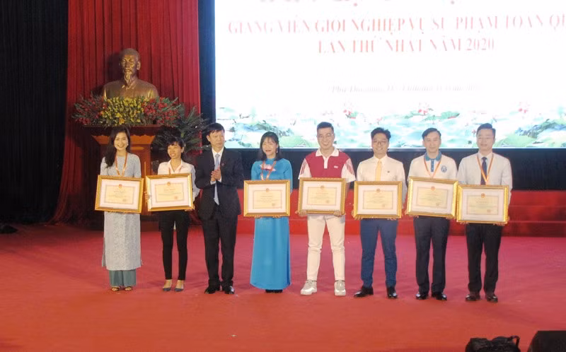 Ông Hoàng Công Kiên - Hiệu trưởng Trường ĐH Hùng Vương trao giải Nhất cho các cá nhân .