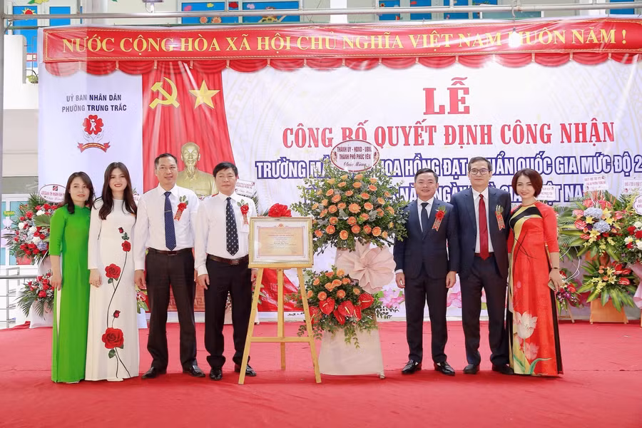 Lãnh đạo thành phố Phúc Yên tặng hoa chúc mừng nhà trường.