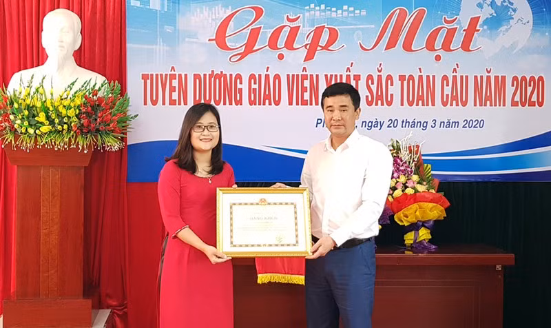Ông Hồ Đại Dũng, Phó Chủ tịch UBND tỉnh Phú Thọ trao Bằng khen của Chủ tịch UBND tỉnh và tặng hoa chúc mừng cho cô giáo Hà Ánh Phượng. Ảnh: PLVN