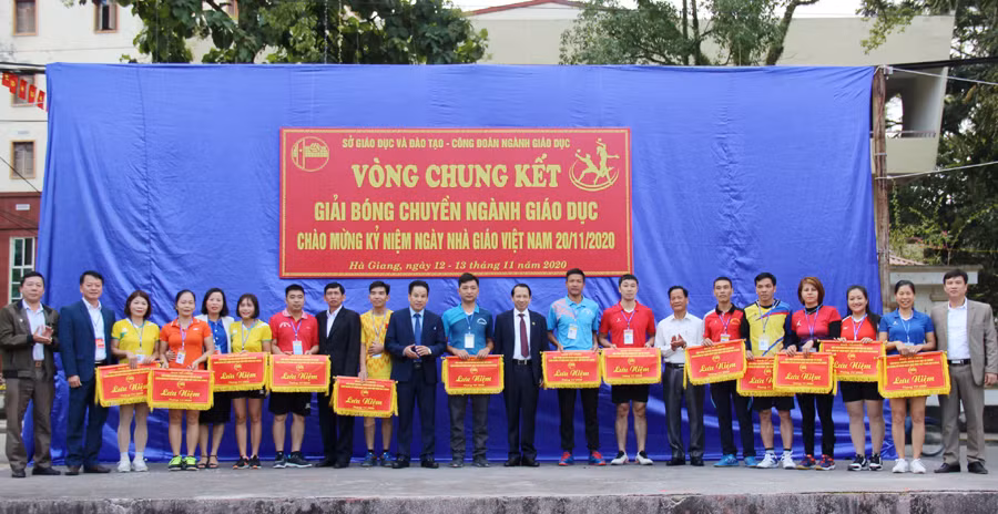 Lãnh đạo Sở GD&ĐT Hà Giang trao cờ lưu niệm cho các đội tham dự giải