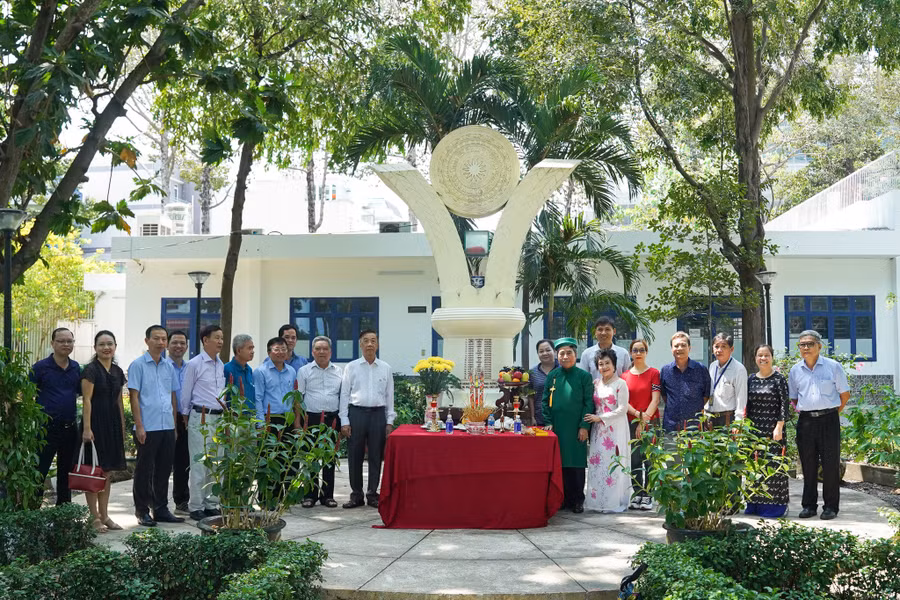 Cán bộ, giảng viên, cựu giáo chức Trường Đại học Bách khoa (Đại học Quốc gia TPHCM) tham dự lễ dâng hương Giỗ Tổ Hùng Vương. Ảnh: HCMUT Cán bộ, giảng viên, cựu giáo chức Trường Đại học Bách khoa (Đại học Quốc gia TPHCM) tham dự lễ dâng hương Giỗ Tổ Hùng Vương. Ảnh: HCMUT