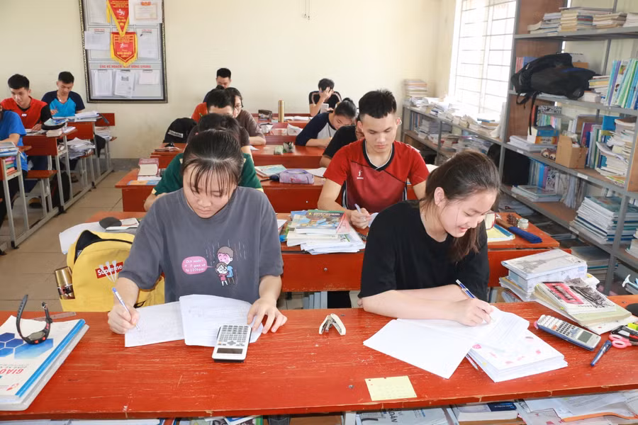 Học sinh Trường Phổ thông DTNT THPT số 2 Nghệ An trong giờ ôn tập