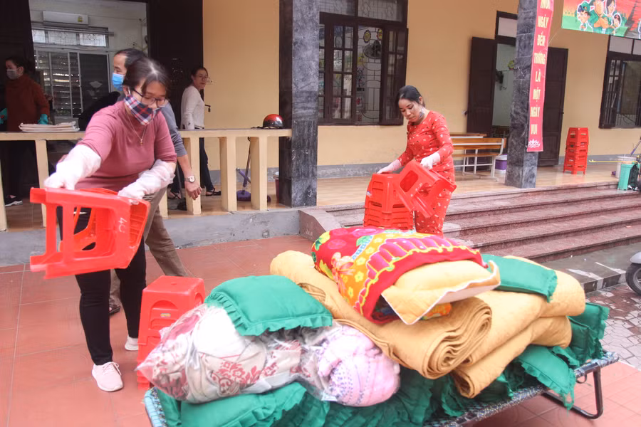 Chăn, đệm, gối, ghế ngồi của học sinh cũng được đem ra phơi nắng