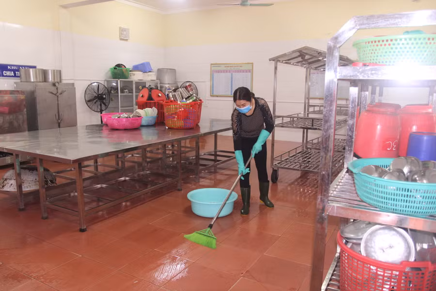 Khu vực bếp ăn được đặc biệt chú trọng lau dọn vì đây là nơi phụ vụ cơm bán trú cho học sinh toàn trường