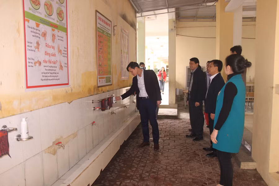Qua nhiều nguồn huy động, các trường đã trang bị đầy đủ nước rửa tay cho học sinh khi các em đi học trở lại