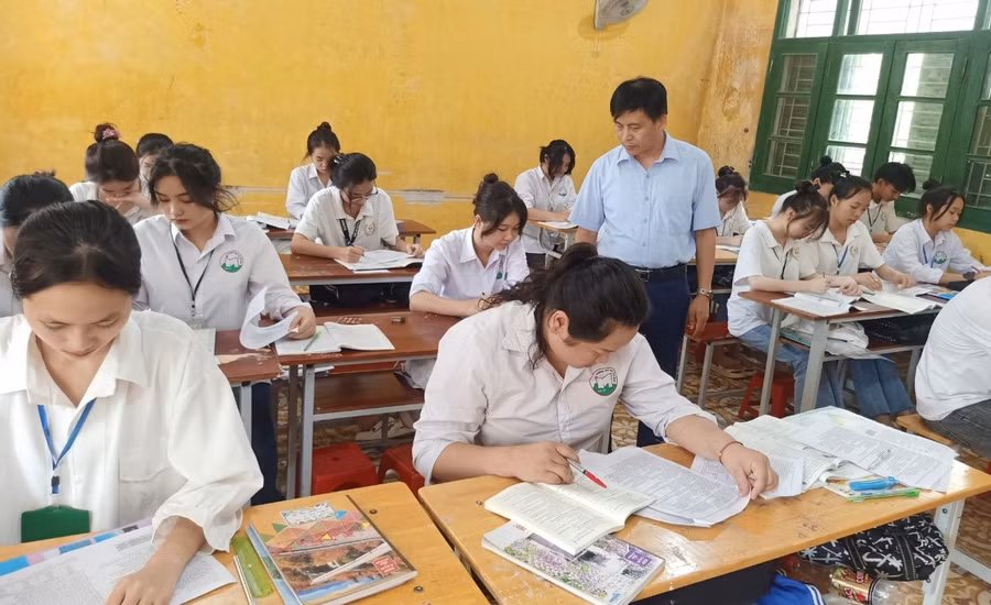 Thầy và trò lớp 12A2, Trường THPT Hà Văn Mao (Bá Thước, Thanh Hóa) trong giờ ôn thi môn Địa lý. Ảnh: TL.