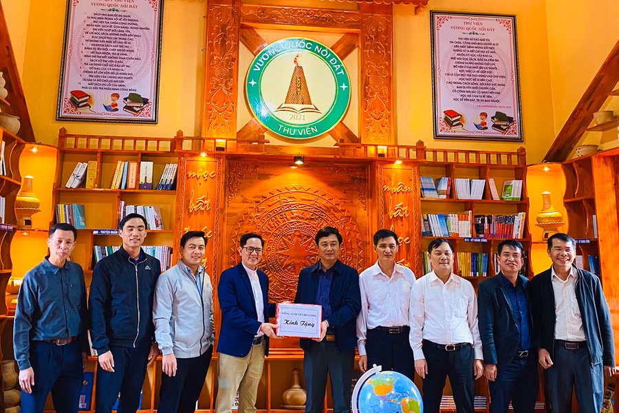 Lãnh đạo Công an huyện Đô Lương đến tặng sách cho thư viện.