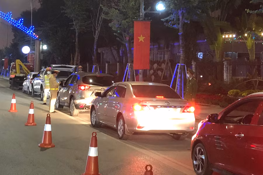 Các phương tiện được lực lượng CSGT dừng xe kiểm tra.