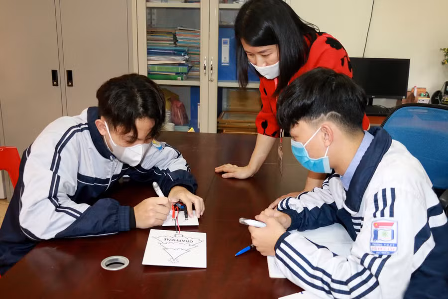 Huy Hoàng và An Khang với thiết kế mực in từ vật liệu graphene.