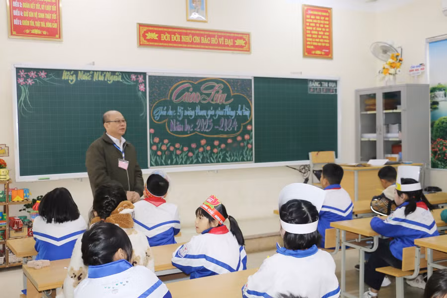 Học sinh dự phần thi kiến thức tham gia giao thông an toàn. Ảnh: Hồ Lài